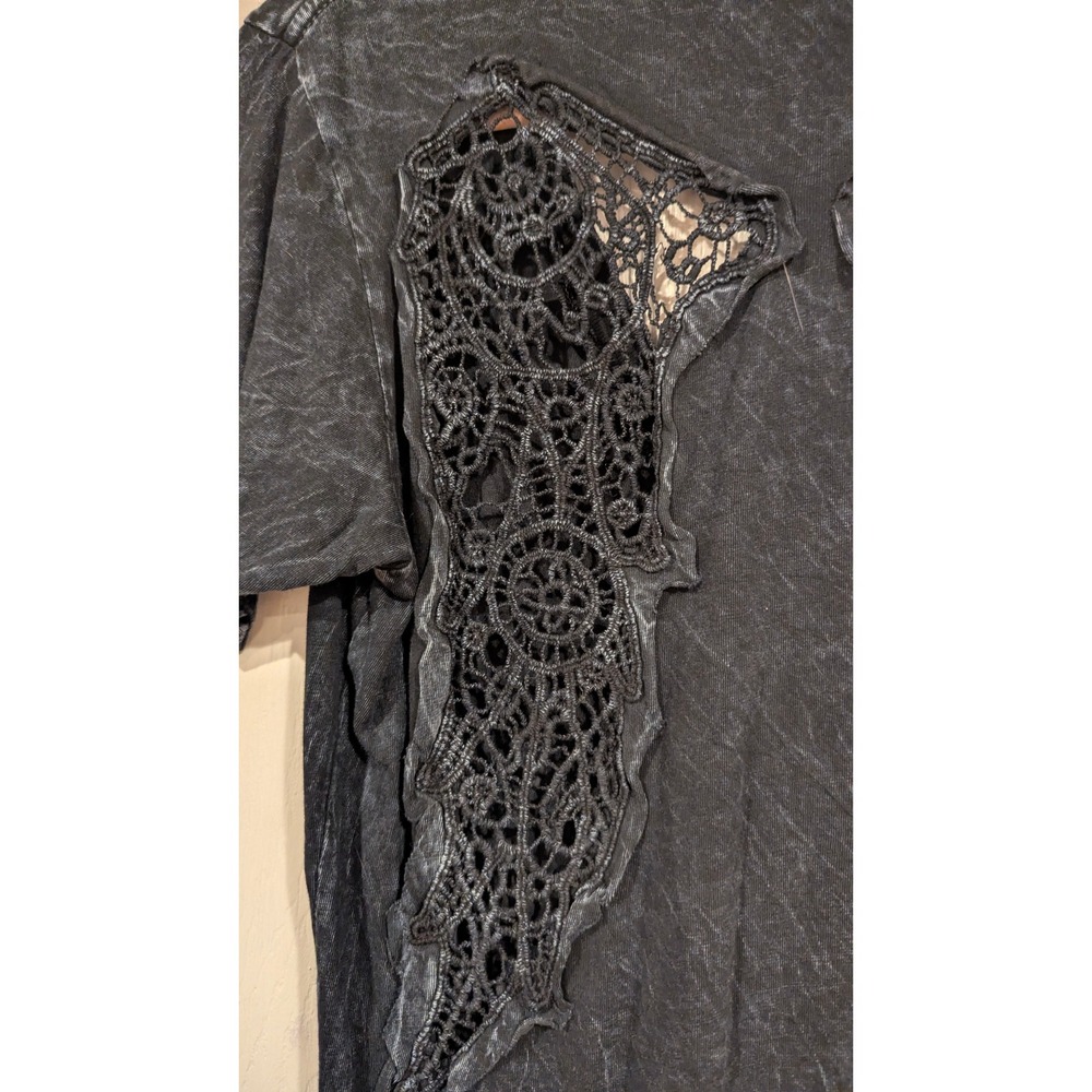 Affliction V-Neck T-Shirt Small Black Acid Wash Lace Wing Back Graphic Y2K‎ Goth - Picture 5 of 7